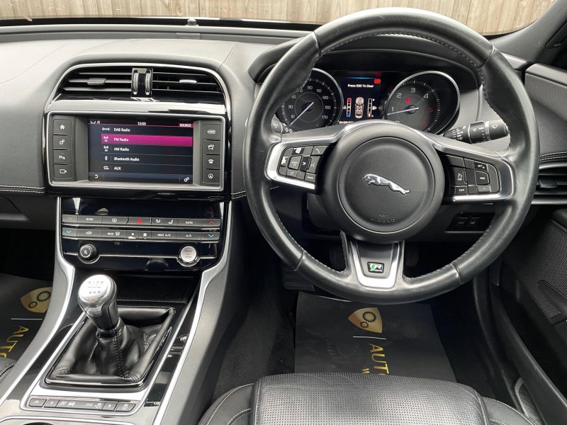 JAGUAR XE