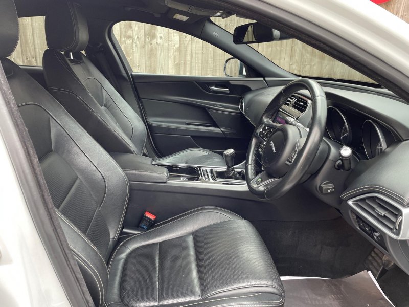JAGUAR XE
