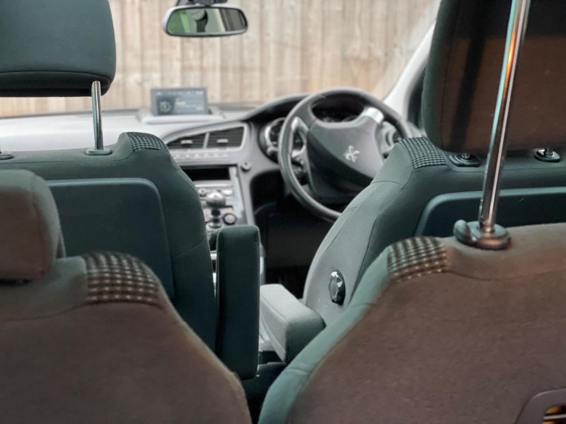 PEUGEOT 5008