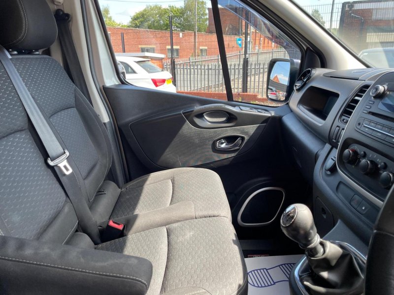 VAUXHALL VIVARO